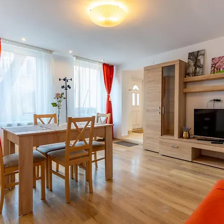 The Muse - Kronstadt Central Suites דירה בראשוב