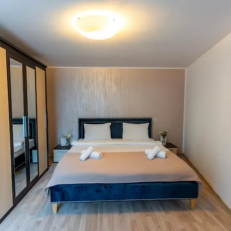 The Muse - Kronstadt Central Suites דירה בראשוב