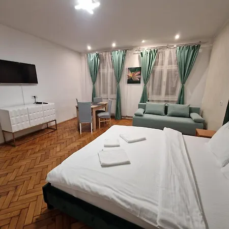 The Muse - Kronstadt Central Suites דירה בראשוב