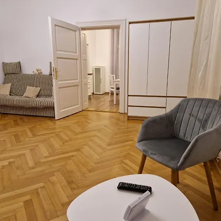 The Muse - Kronstadt Central Suites דירה